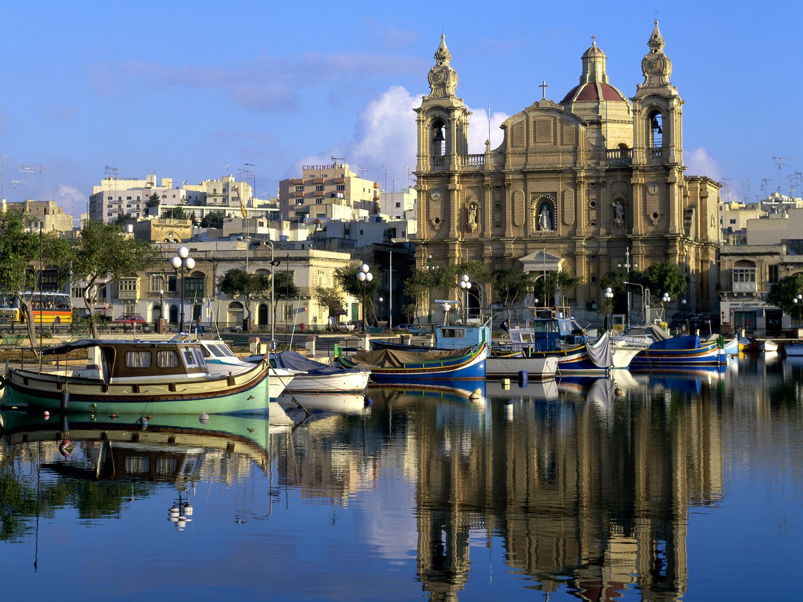 http://minimundos.files.wordpress.com/2008/05/harborside20msida20malta.jpg