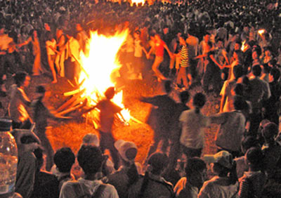 http://penyainduccio.files.wordpress.com/2008/06/nochesanjuan-hoguera.jpg