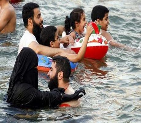 http://hispaniainfo.files.wordpress.com/2009/04/burka20swimsuit.jpg