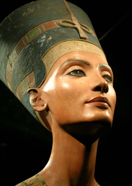 http://correodelasculturas.files.wordpress.com/2009/04/nefertiti1.jpg