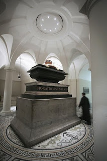 http://1.bp.blogspot.com/_fhbxhRL6zvM/SrahuQZzi7I/AAAAAAAABCk/r1G3Jj0XUNs/s320/Tumba+de+Horatio+Nelson,+St+Paul+Cathedral,+Londres+Inglaterra.jpg