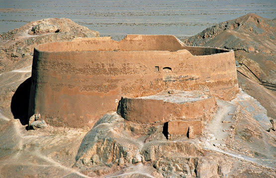 http://www.viajes.es/asia/iran/yazd/yazd-torres-del-silencio-l1.jpg