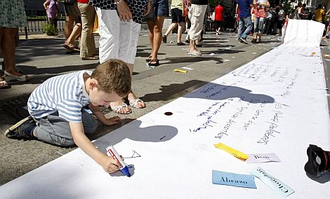 Un niño participa en la actividad 'El mundo, un poema gigante', | Efe