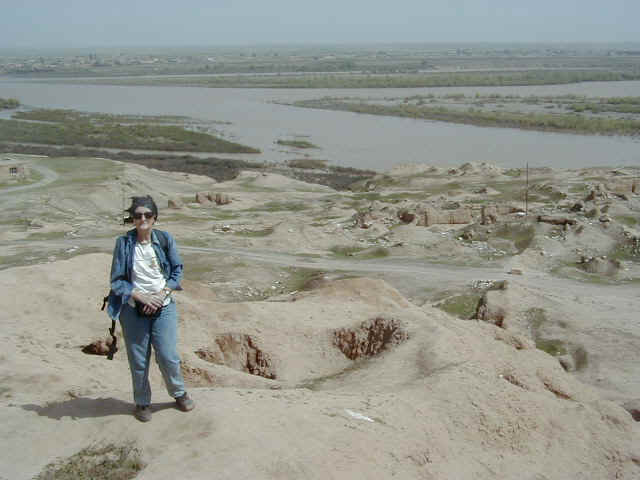 http://www.uned.es/geo-1-historia-antigua-universal/images2/Ana_Vazquez_en_Zigurat_Assur_2.jpg