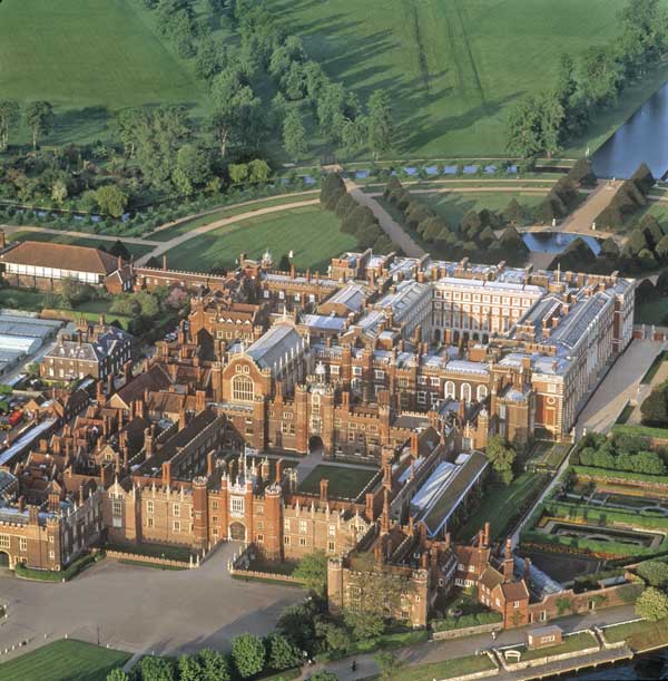 http://www.viajarlondres.info/images/hampton-court-palacio.jpg