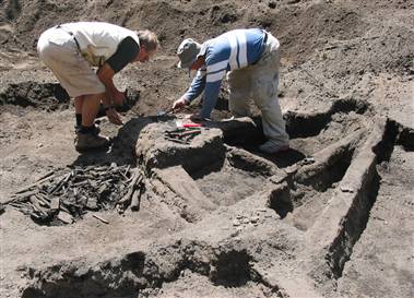 Image: Sigurdsson and Sutawidjaja working at an excavation site