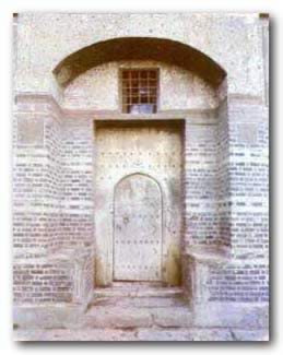 Large portals with a wicket in the middle decorated with big-headed nails are a common feature of old houses in Rosetta