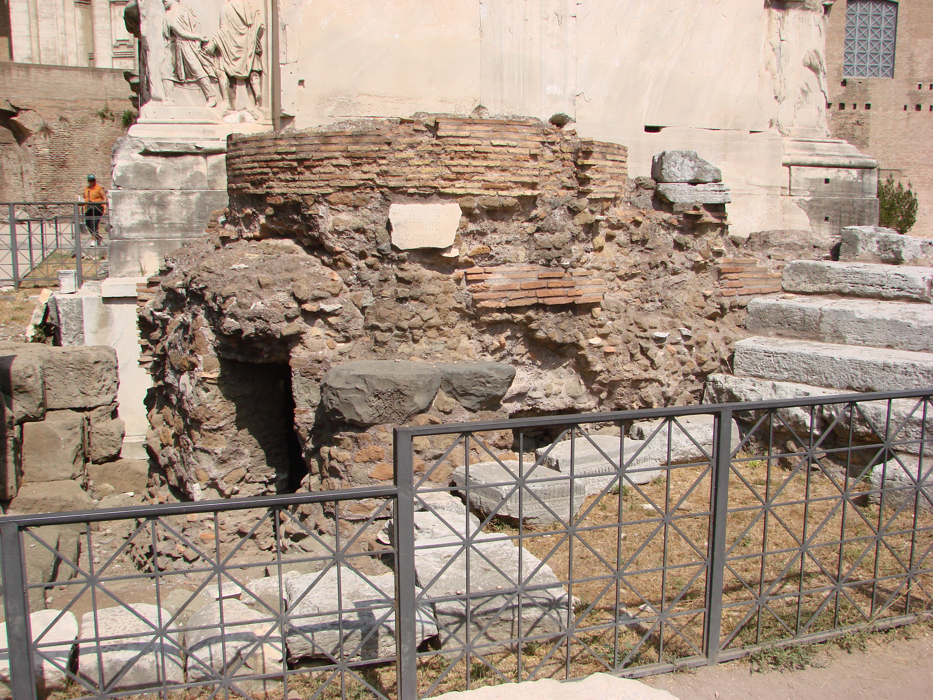 http://upload.wikimedia.org/wikipedia/commons/4/4d/Umbilicus_urbis.JPG