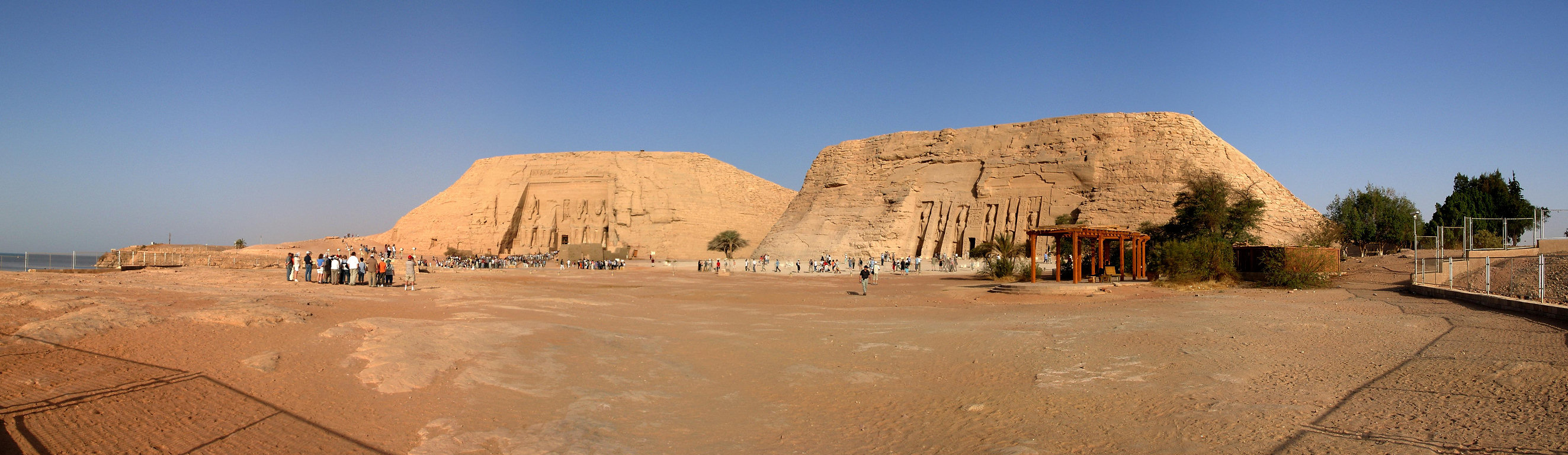 http://upload.wikimedia.org/wikipedia/commons/5/52/Panorama_Abu_Simbel.jpg