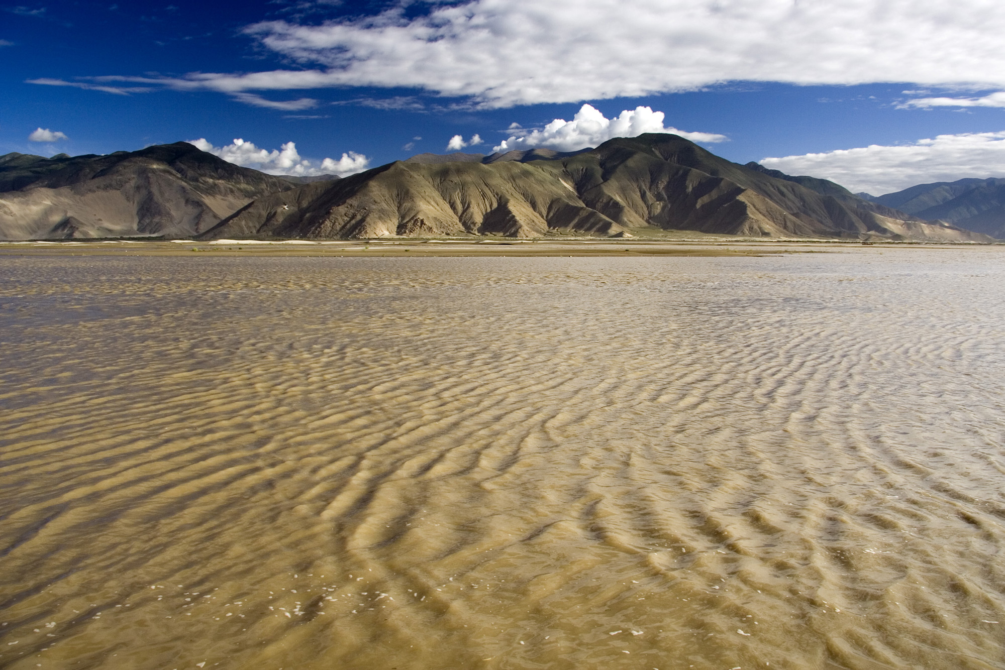 http://upload.wikimedia.org/wikipedia/commons/8/84/IMG_0839_Yarlong_Tsangpo.jpg
