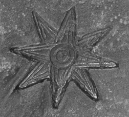 Archivo: Kudurru Melishipak Louvre SB23-Ishtar star.jpg