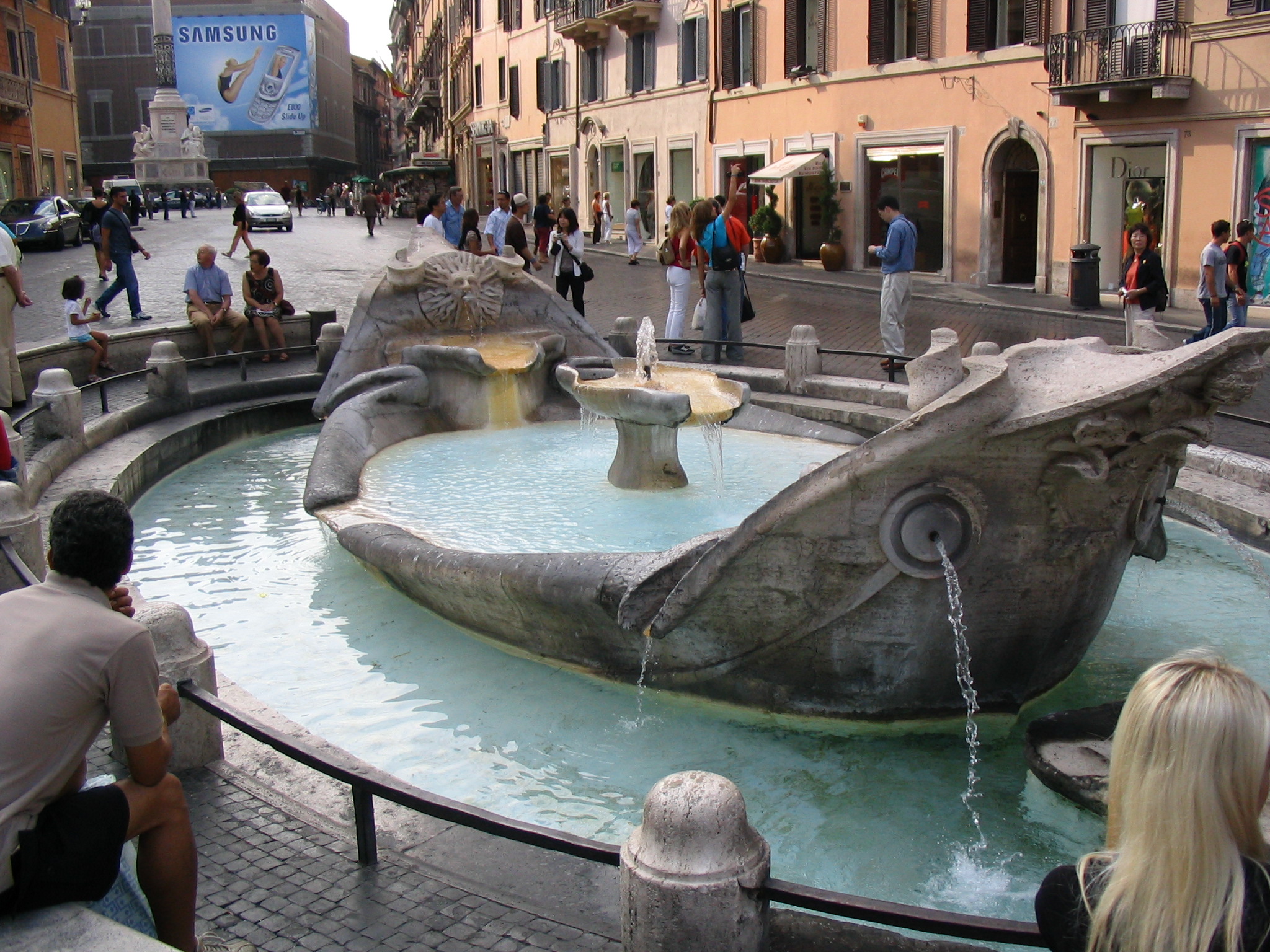 http://upload.wikimedia.org/wikipedia/commons/e/e0/Barcaccia.jpg
