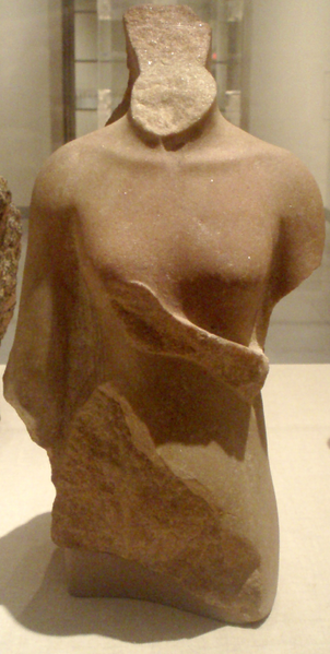 Archivo:Meketaten-FragmentaryStatue-BrooklynMuseum.png