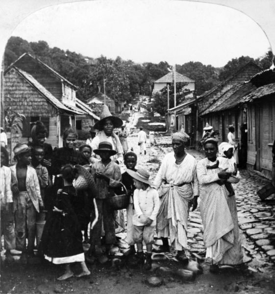 Archivo:Mount Pelée 1902 refugees.jpg